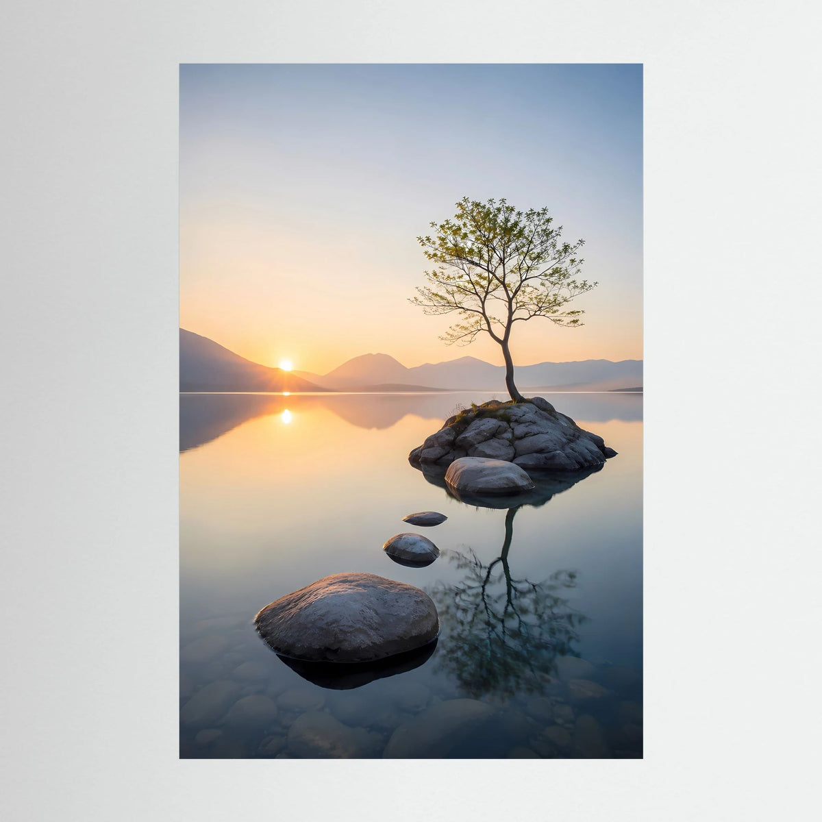 Baum im Bergsee bei Sonnenuntergang | Ruhige Natur mit Spiegelung | Poster Hochformat