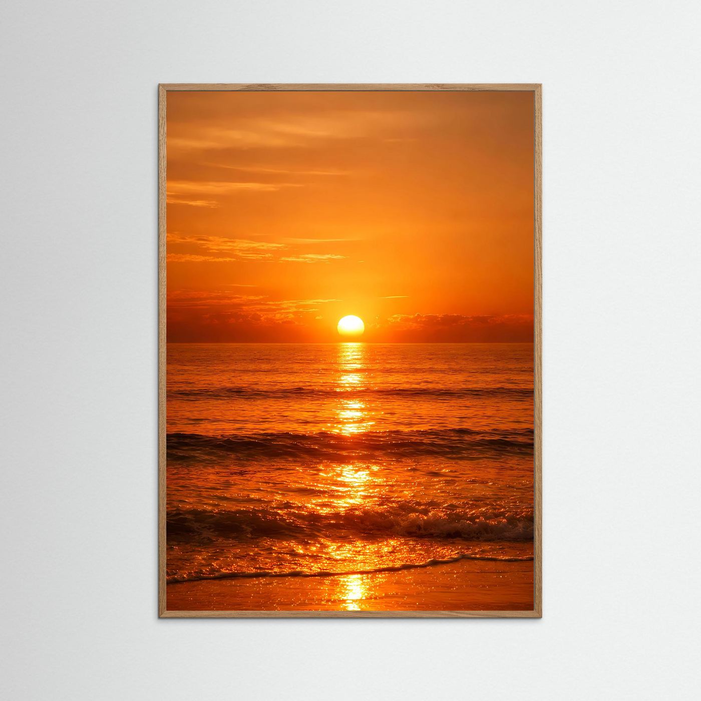 Hochformatiges Ozean-Poster mit Sonnenuntergang, heller Holzrahmen