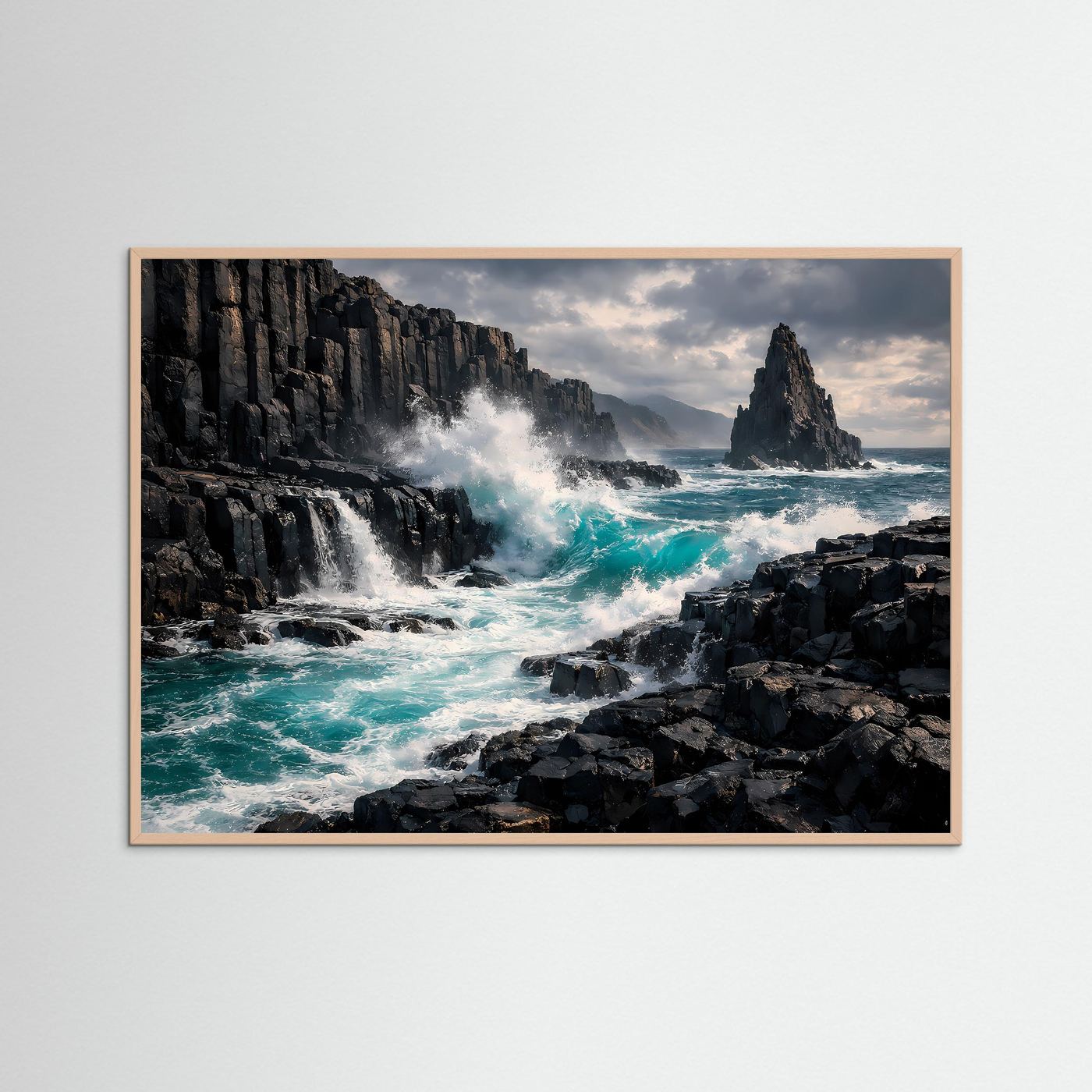 Wilde Felsküste Poster | Tosende Meereswellen an Basaltklippen | Dramatische Küstenlandschaft | Natur Wandbild Ozean