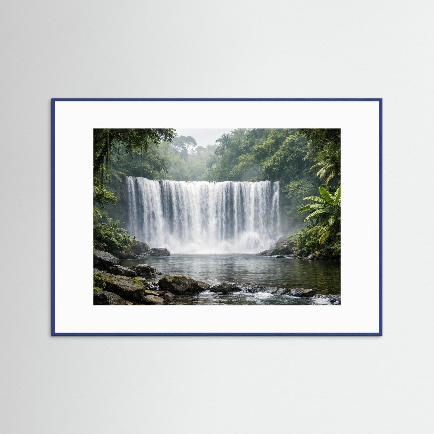 Naturposter mit Dschungel-Wasserfall, blauer Rahmen und weißer Passepartout-Kante