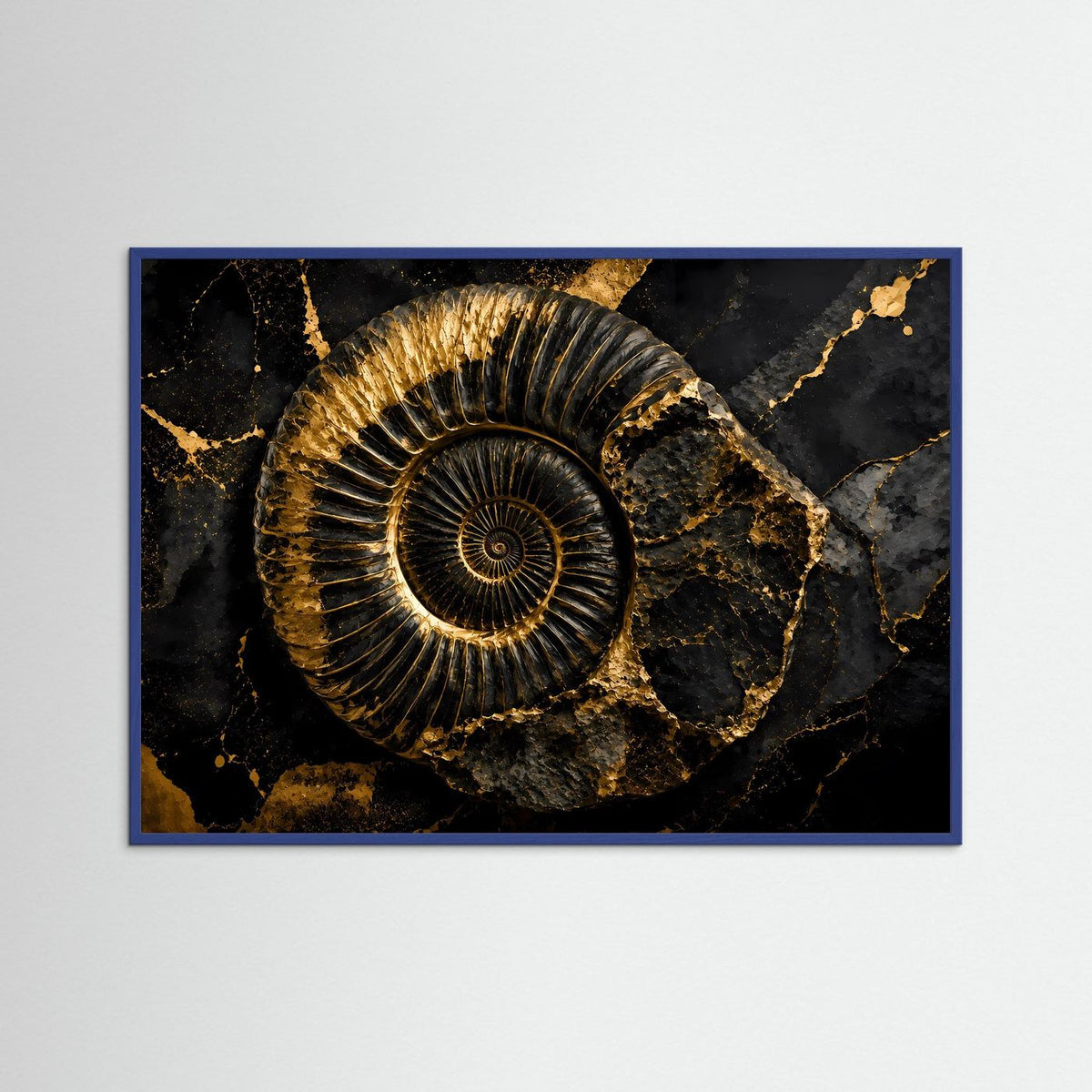Poster mit goldenem Ammonit auf schwarzem Marmormuster, blauer Rahmen
