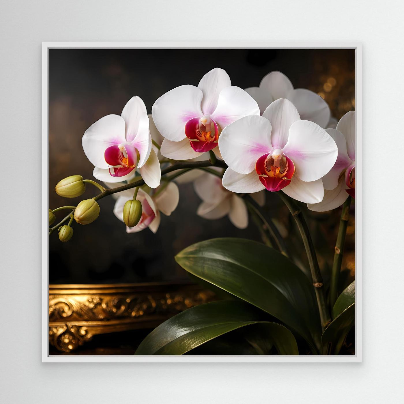 Wandbild mit weißen Orchideenblüten, rosa Akzenten, grünen Blättern und Knospen; weißer Rahmen