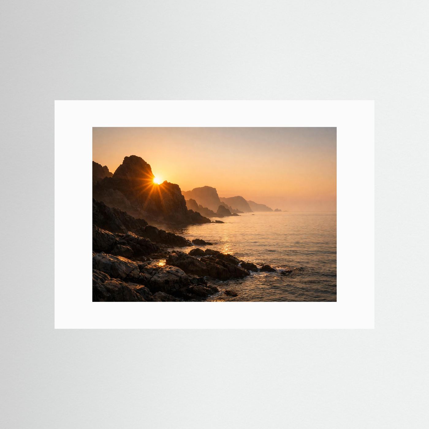 Goldene Küstenstimmung im Abendlicht | Felsen & Meer Natur Poster Querformat