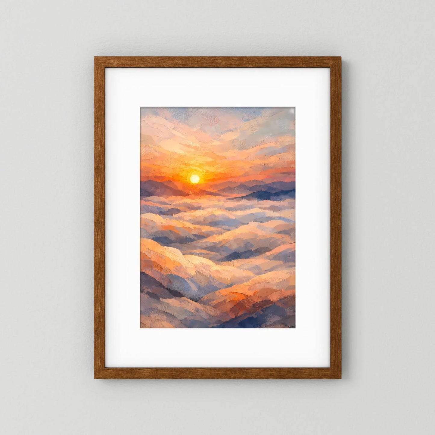 Poster mit Sonnenuntergang über Wolken in Pastellfarben, brauner Holzrahmen und weißes Passepartout.