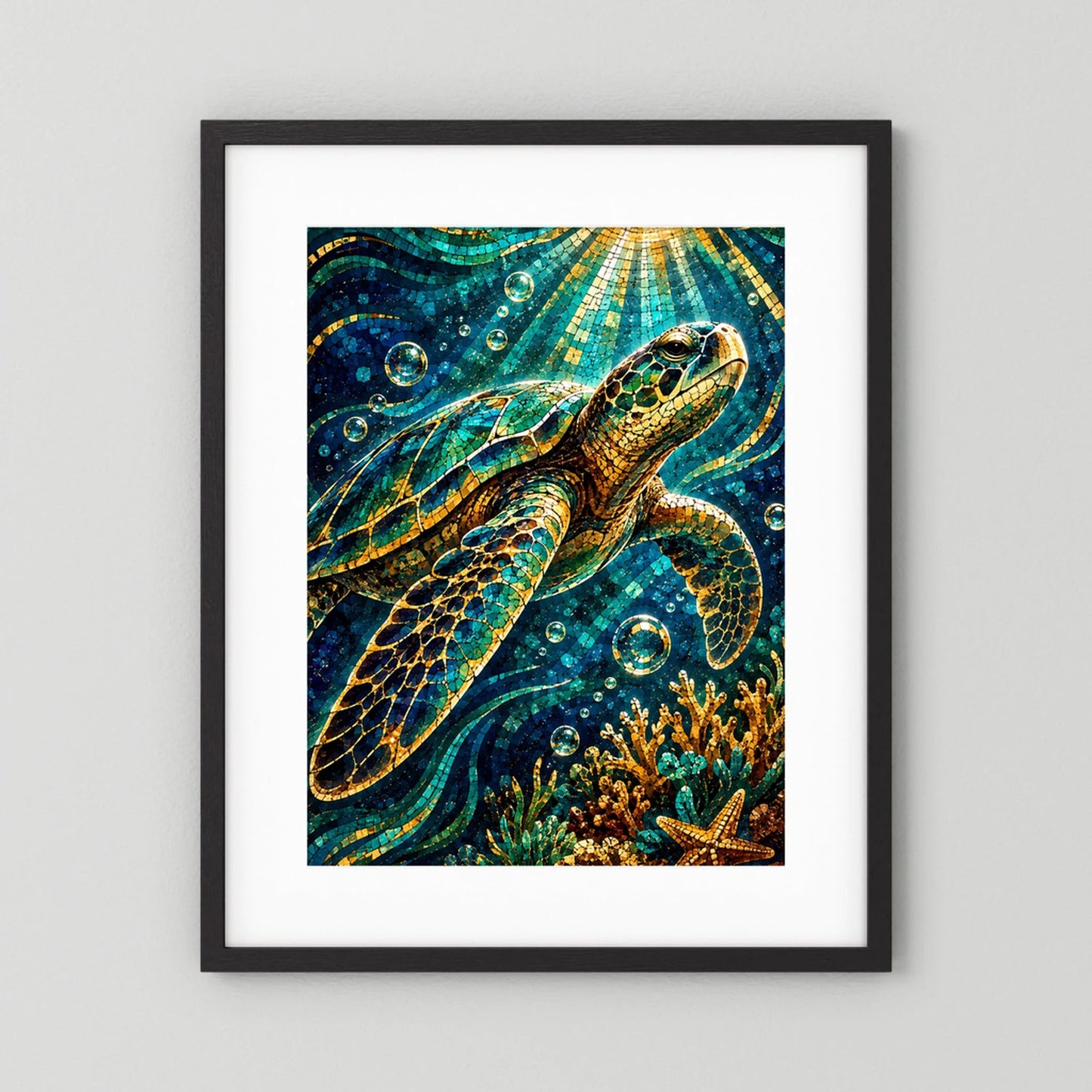 Hochformat-Poster mit Meeresschildkröte im Mosaikstil, türkis-goldenem Unterwassermotiv, schwarzer Rahmen