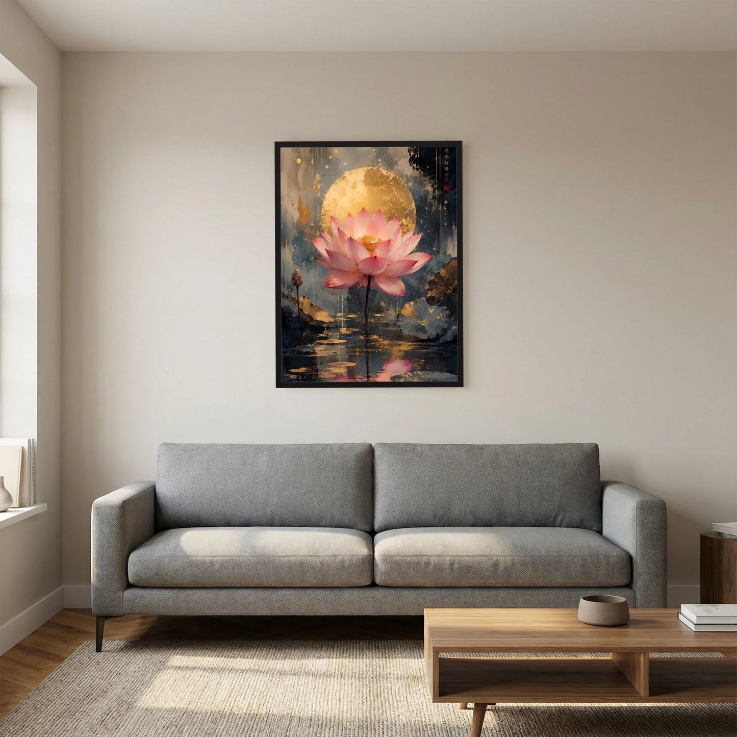 Gerahmtes Hochformat-Poster: rosa Lotusblüte mit goldener Scheibe und Wasserreflexionen