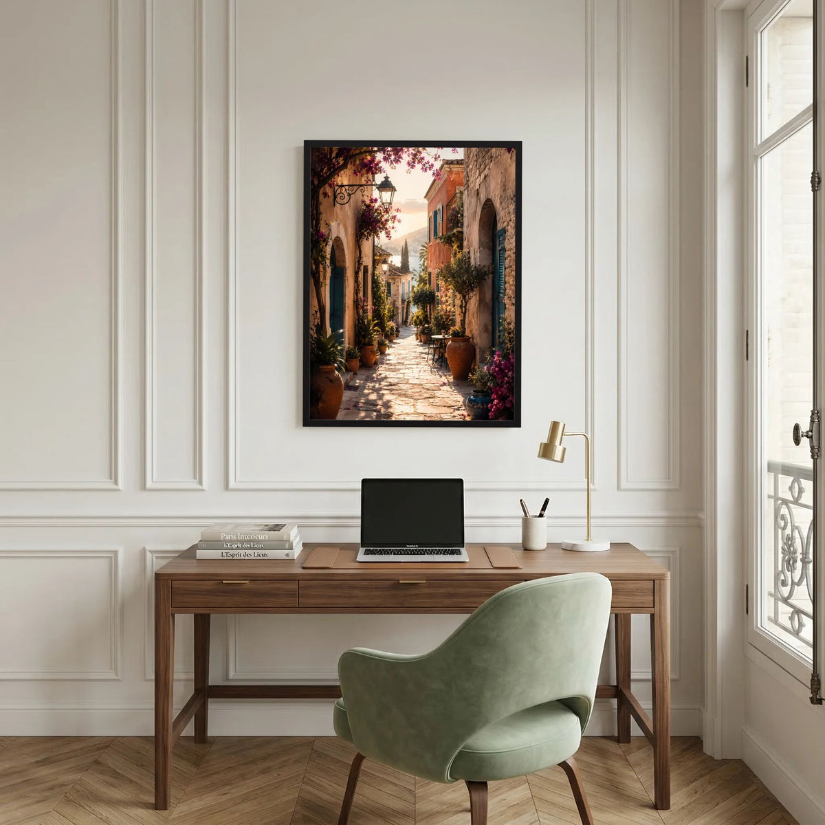 Gerahmtes Poster an der Wand über Holzschreibtisch: mediterrane Gasse mit Bögen