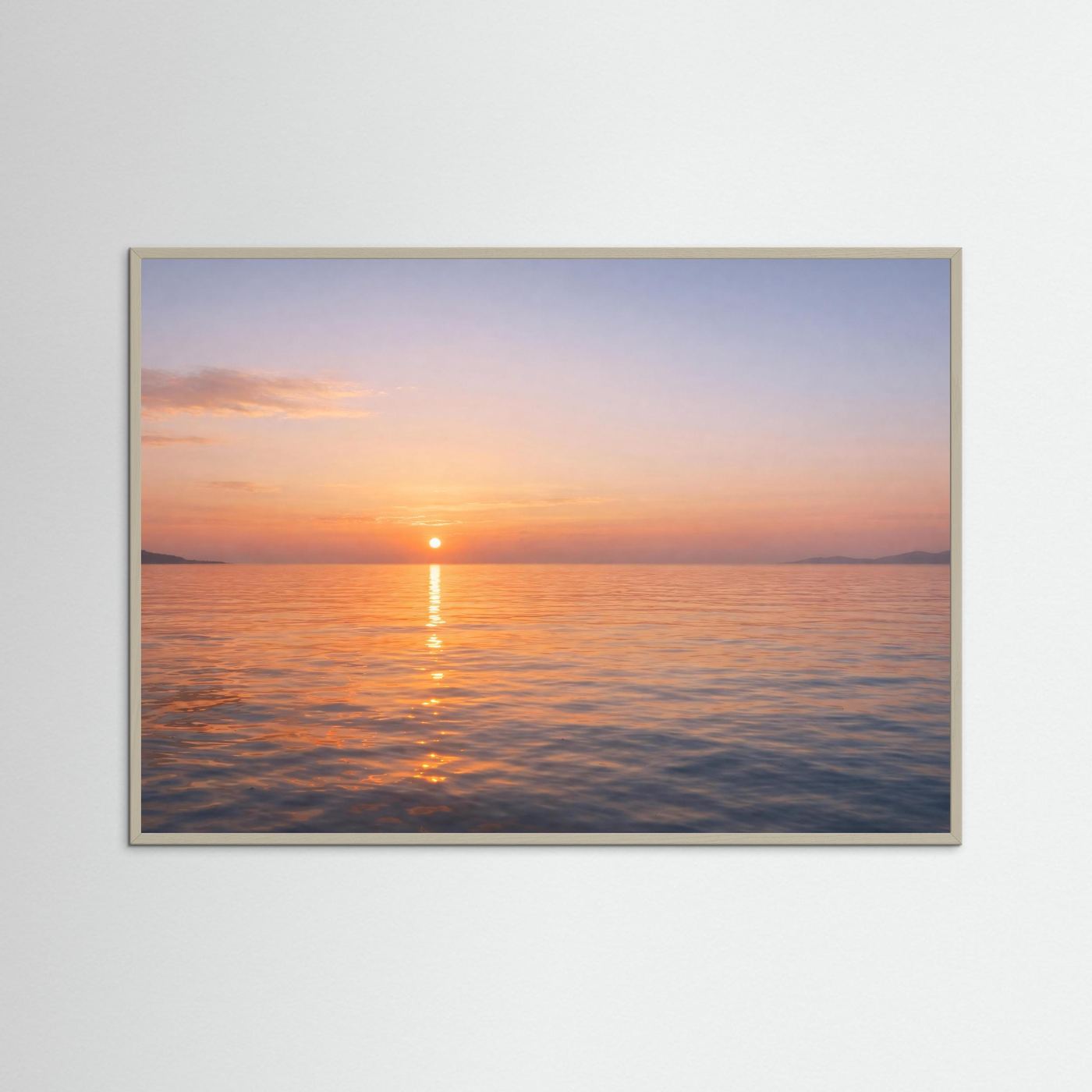 Querformat-Poster im beigen Rahmen mit goldenem Sonnenuntergang über dem Meer
