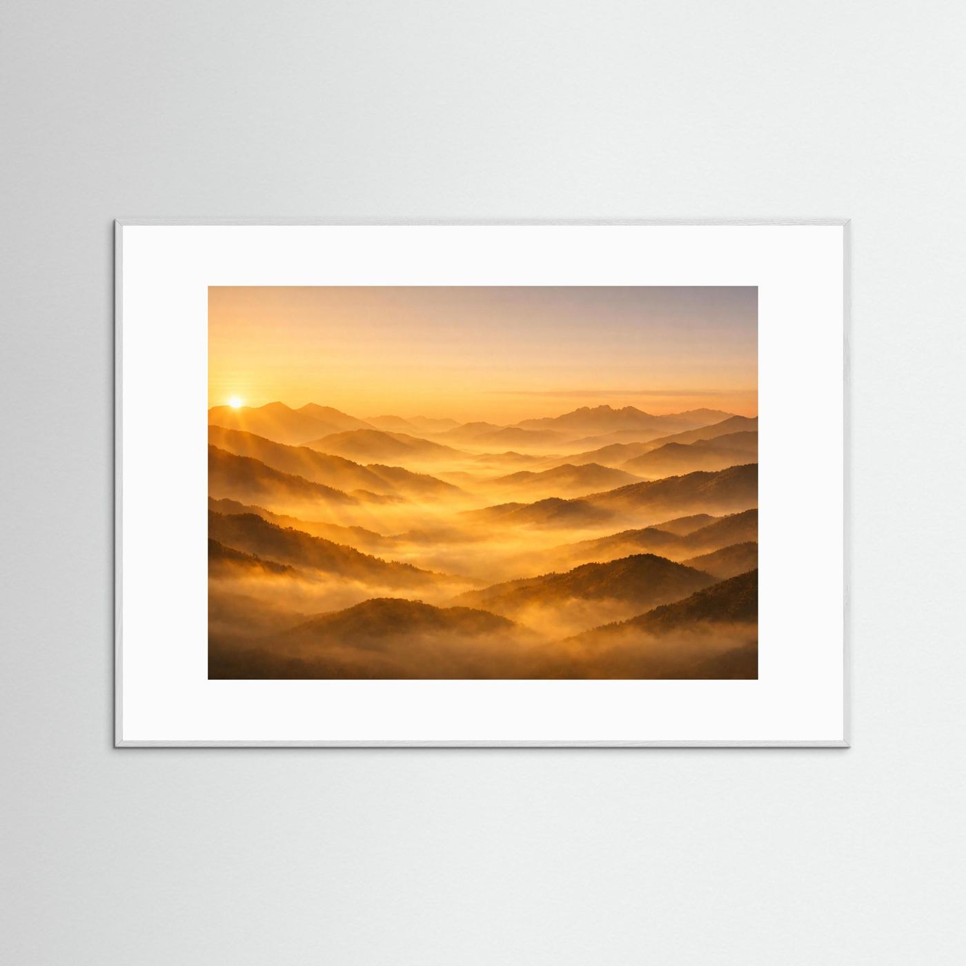 Panorama-Poster mit Bergen im Nebel, grauer Rahmen und weißes Passepartout