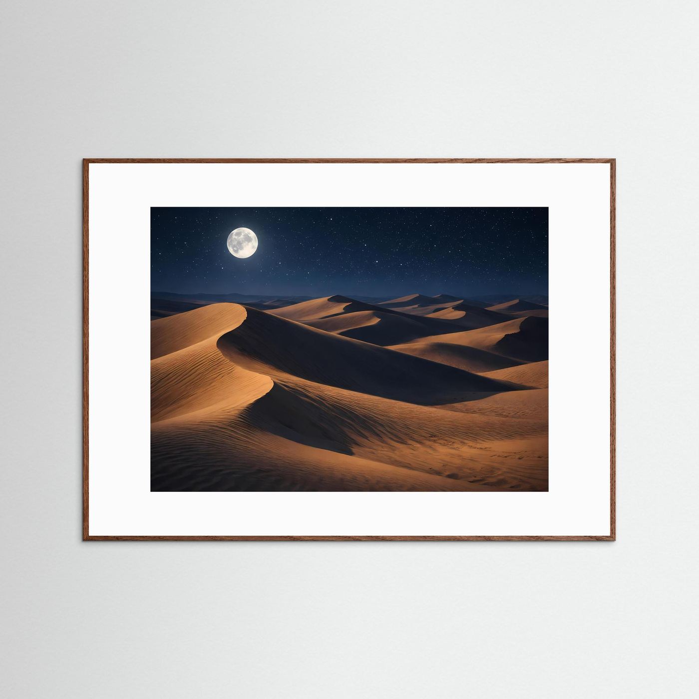 Poster mit Wüstennacht-Motiv, Vollmond über Dünen, dunkelbrauner Holzrahmen im Querformat