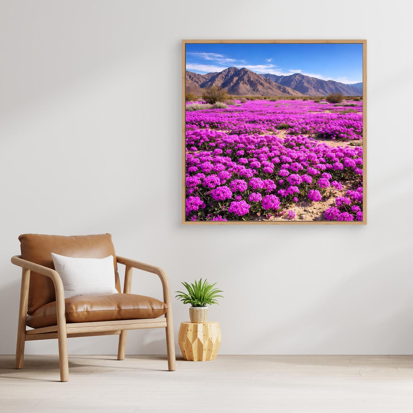 Leinwandbild mit violett blühendem Wüstenfeld und Bergen, mit Holzrahmen