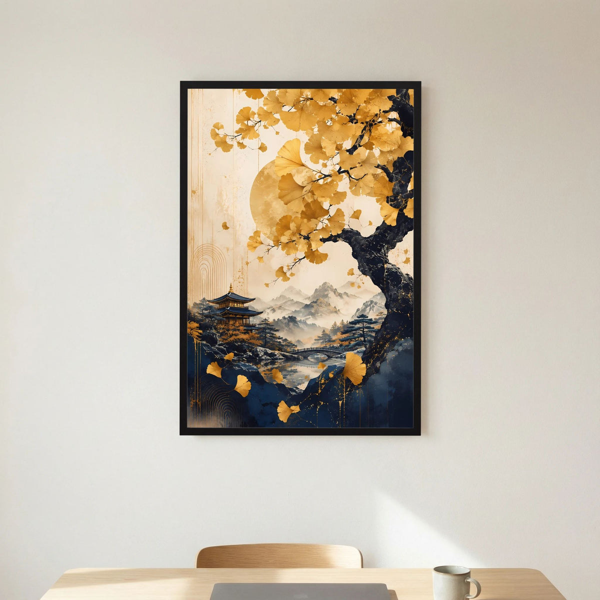 Poster im Hochformat mit goldenen Ginkgoblättern, Pagode, Mond und Berglandschaft, schwarzer Rahmen