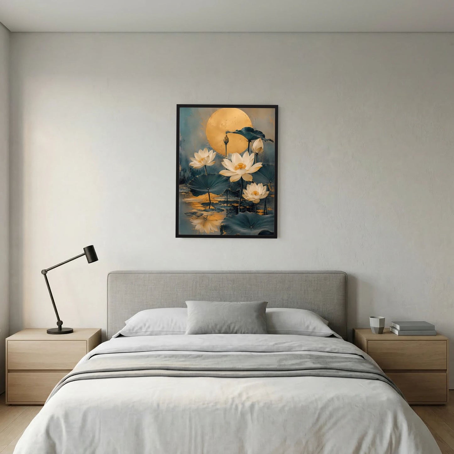 Gerahmtes Hochformat-Poster mit goldener Mond-Lotusblüte und weißen Blüten