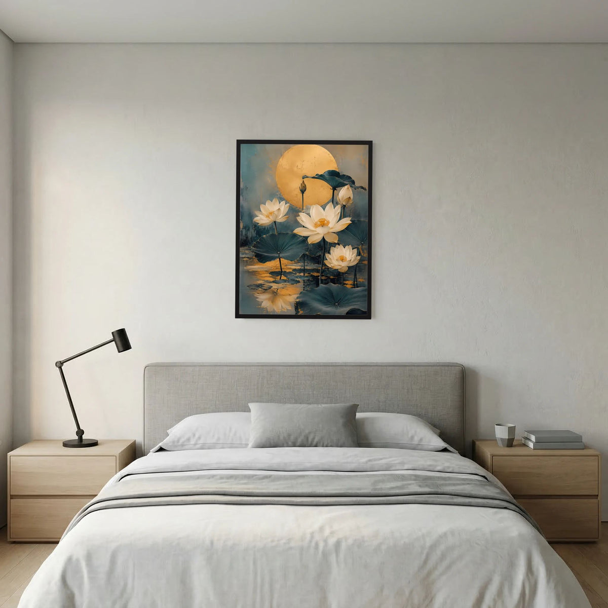 Gerahmtes Hochformat-Poster mit goldener Mond-Lotusblüte und weißen Blüten