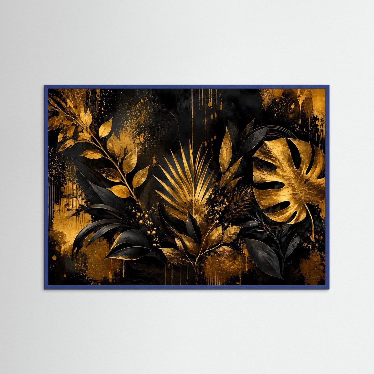 Wandposter im blauem Holzrahmen mit goldenen Monstera- und Palmenblättern auf dunklem Hintergrund