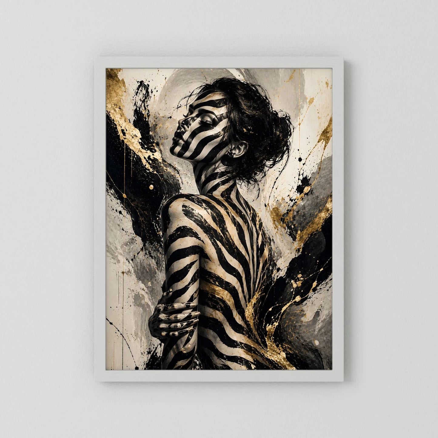 Poster Frauenportrait Schwarzgold, weißer Rahmen, Zebra-Bodypainting, Hochformat