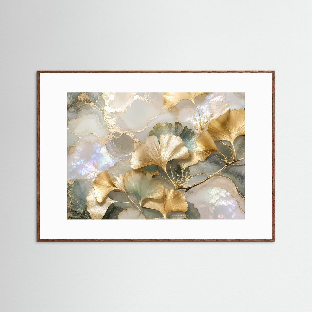 Botanisches Poster mit Ginkgo-Motiv, goldene Blätter und perlmuttartige Schimmer, brauner Rahmen