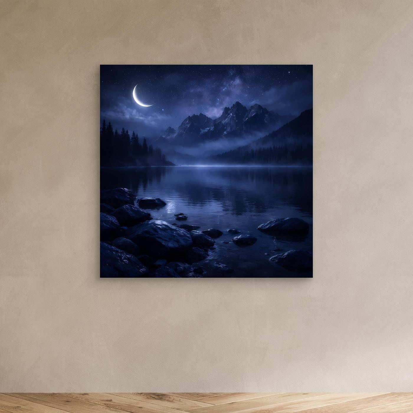 Leinwandbild Nacht-Bergsee mit Mondsichel, Berge im Nebel, ruhiges Wasser und Steine