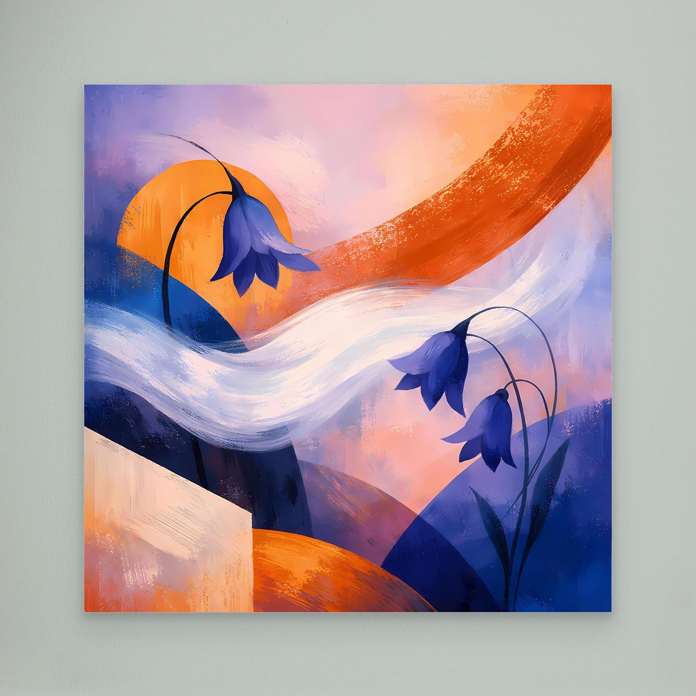 Abstraktes Leinwandbild mit blauen Glockenblumen, orangefarbener Bogen, abstrakte Wellen