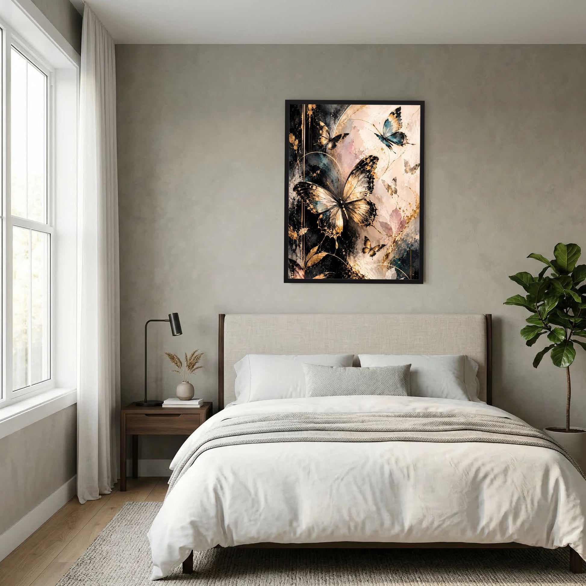 Poster im schwarzen Rahmen mit Schmetterlingen in Gold und Schwarz auf hellem Grund