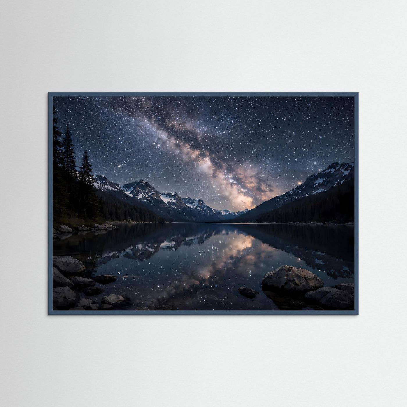 Panorama-Poster Querformat mit Sternenhimmel über Bergsee, im grauen Rahmen.