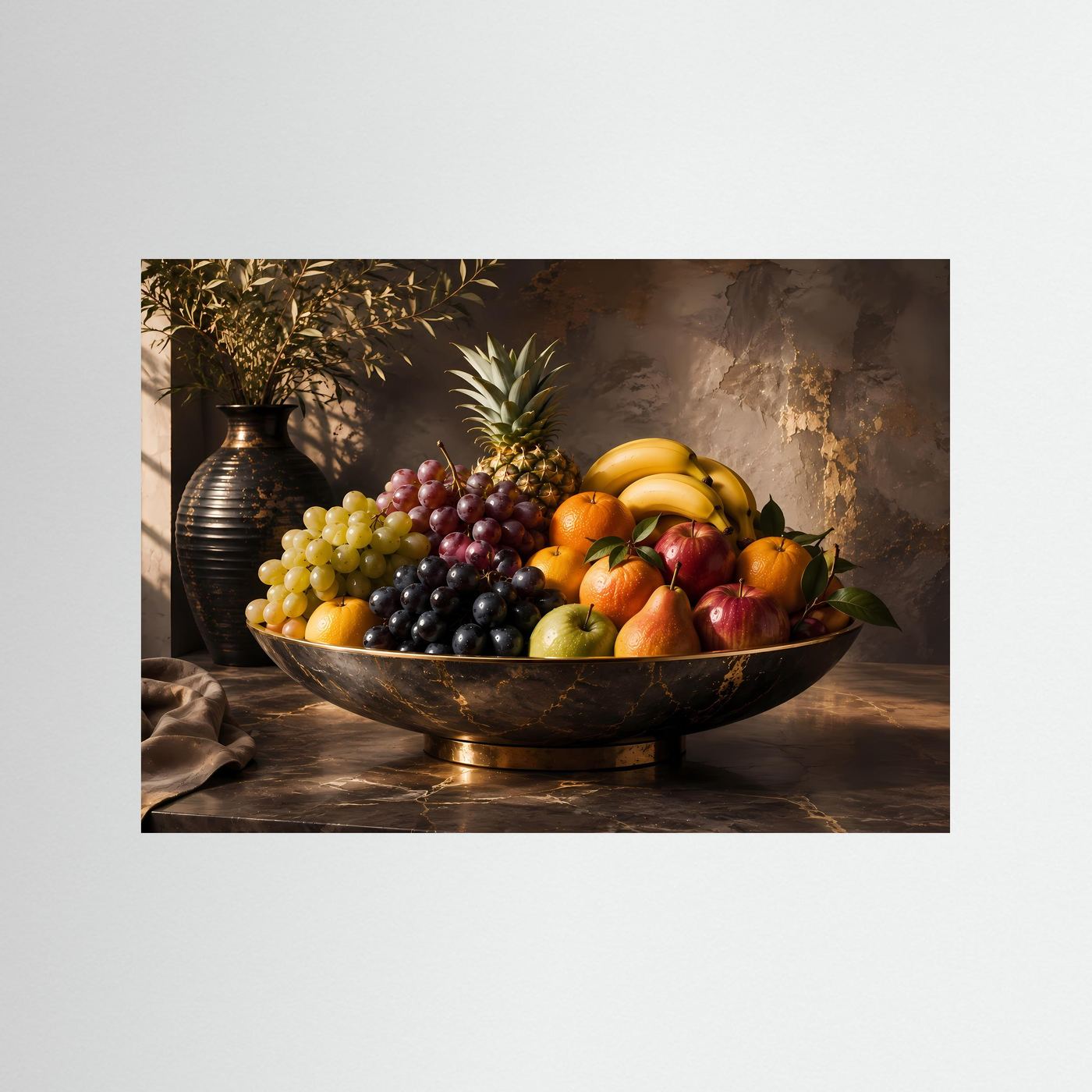 Poster mit Obststillleben: goldene Schale mit Trauben, Äpfeln und Bananen