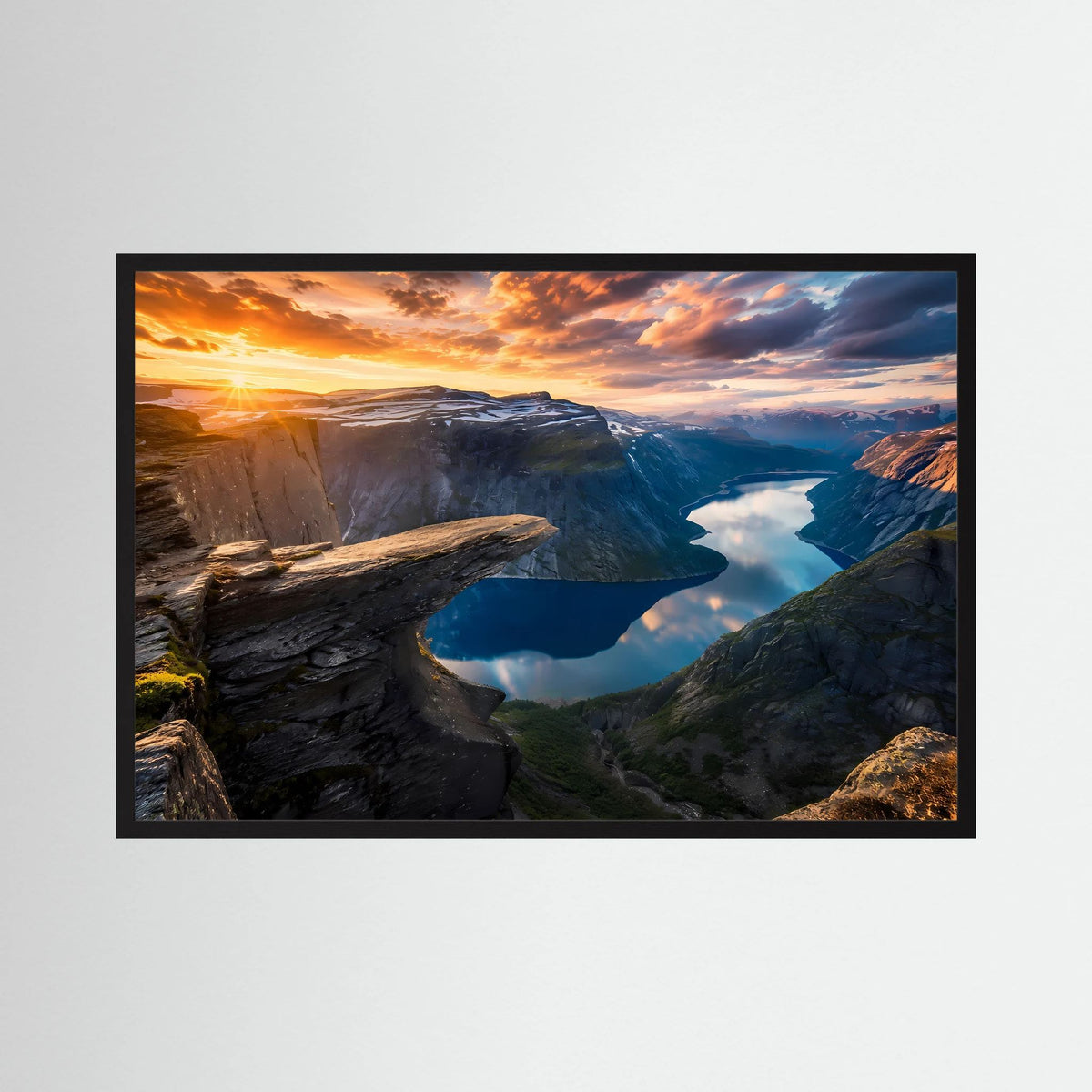 Gerahmtes Querformat-Poster mit Fjord und Felsen bei Sonnenuntergang, schwarzer Rahmen