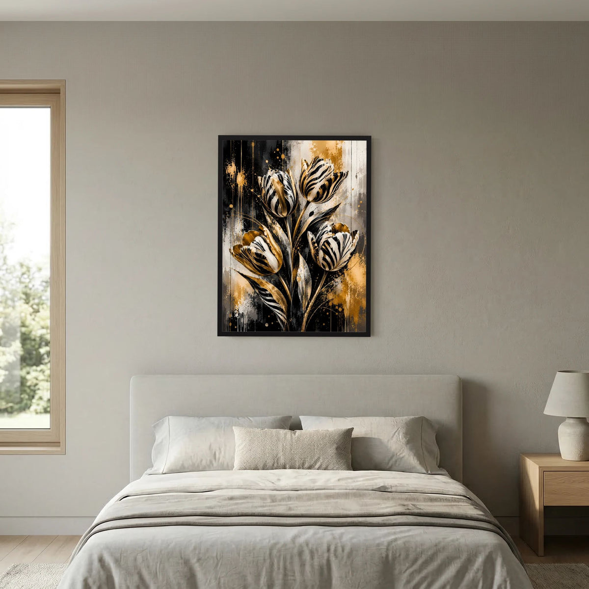 Hochformatiges Poster mit abstrakten Tulpen in Schwarz, Weiß und Gold im schwarzen Rahmen