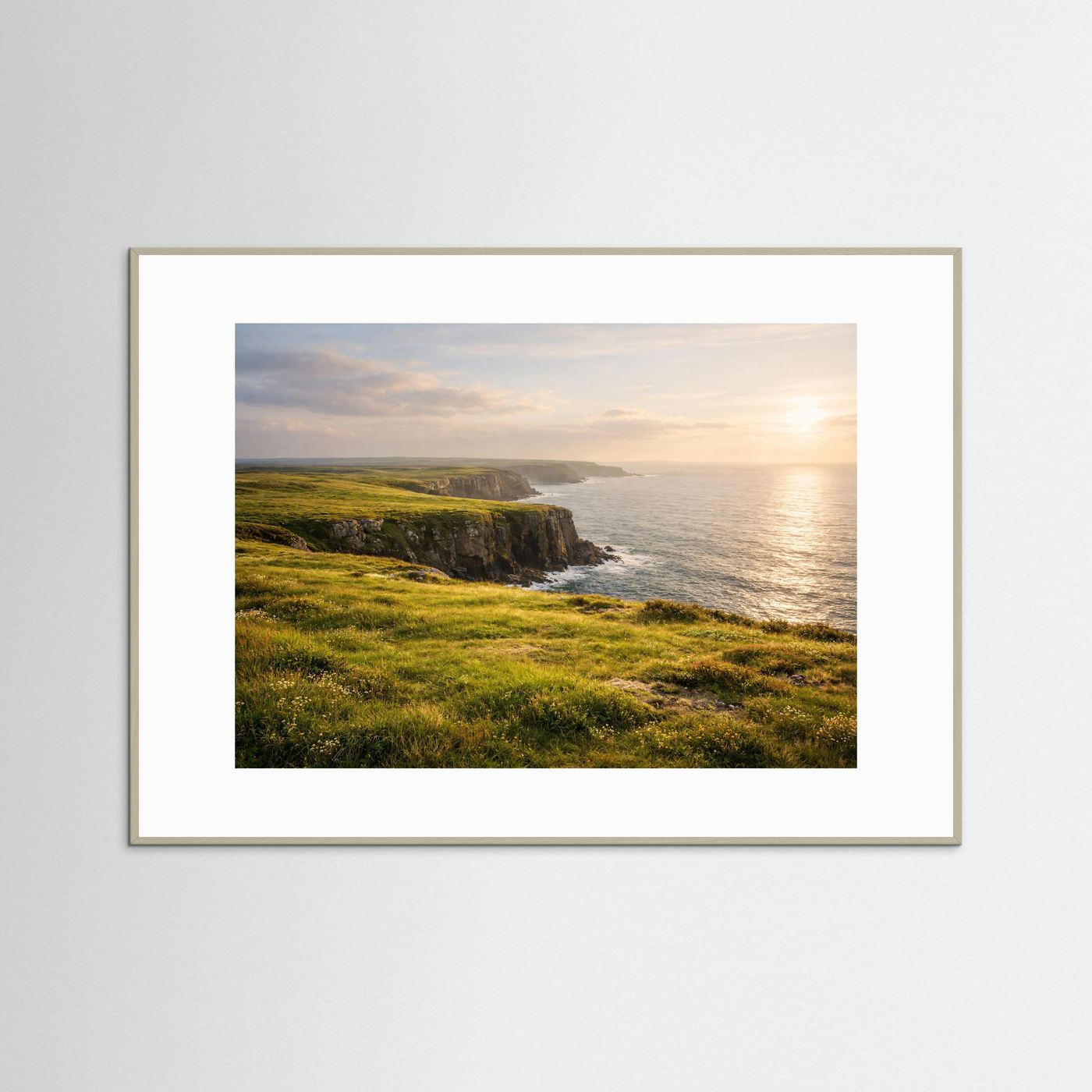 Poster mit grünen Klippen und Meer bei Sonnenuntergang, im hellen Holzrahmen