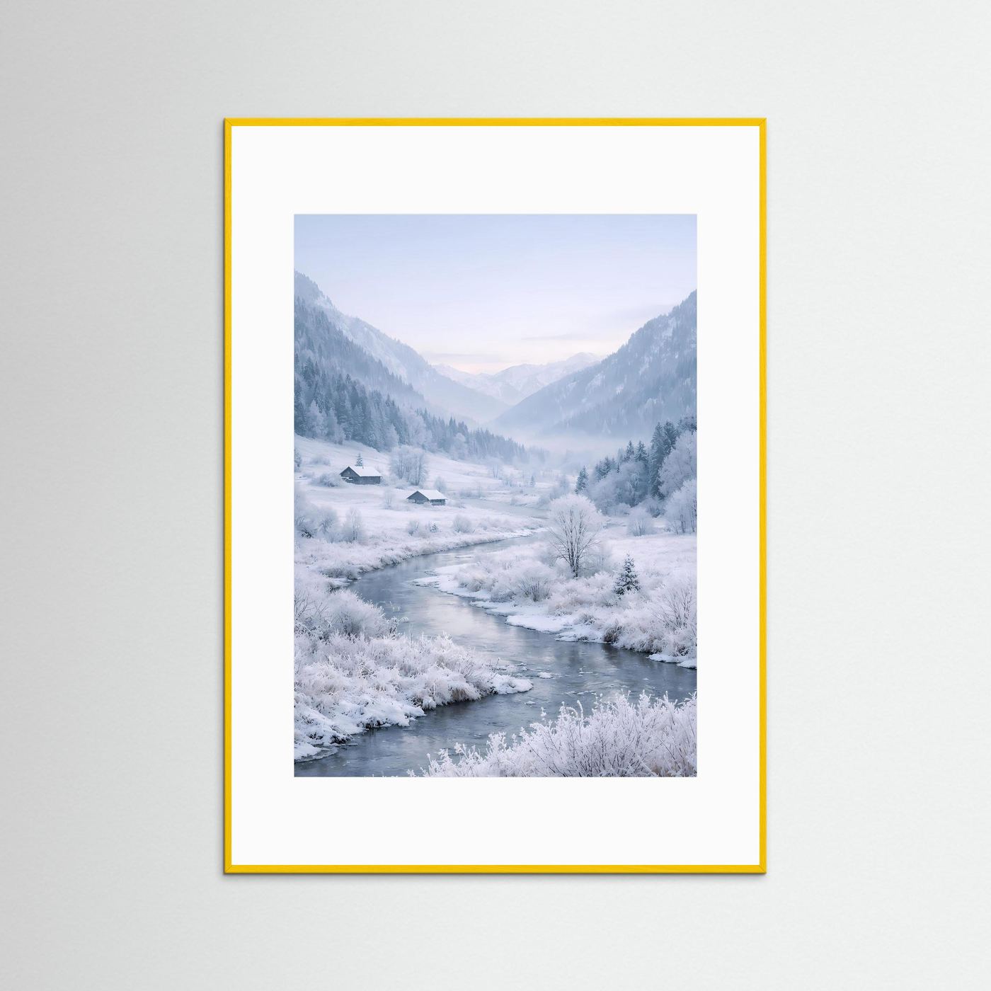 Gerahmtes Winterlandschafts-Poster mit Fluss und verschneiten Bergen, gelber Rahmen