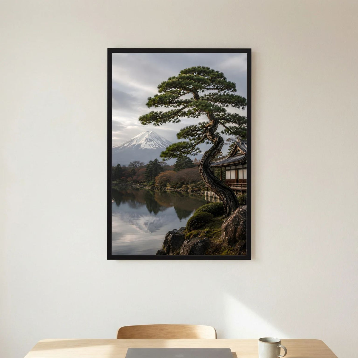 Hochformatposter mit schwarzem Rahmen und Kiefer am japanischen Teichufer mit Fuji