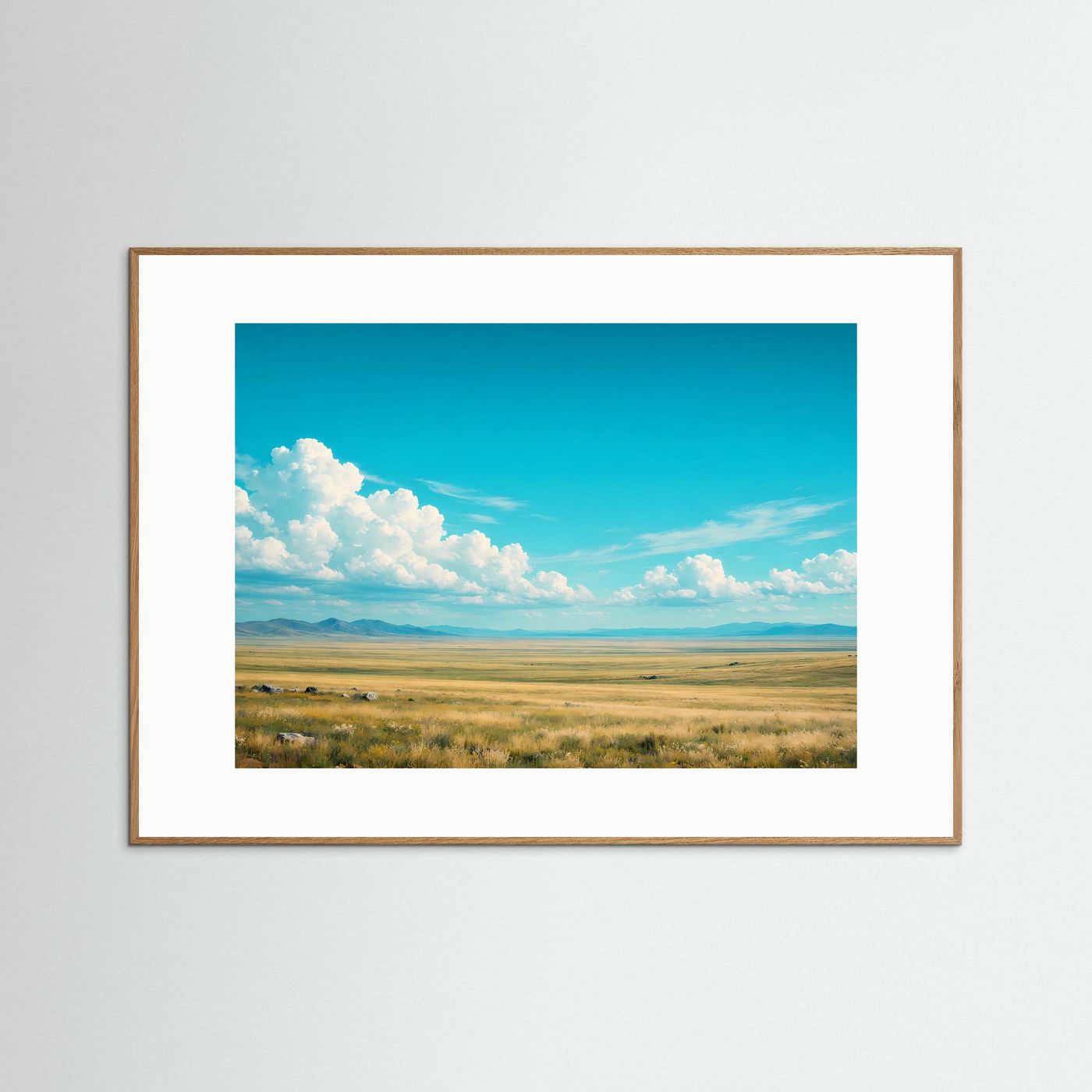 Panorama-Landschaftsposter mit hellem Holzrahmen und weißem Rand, Steppe unter Wolken