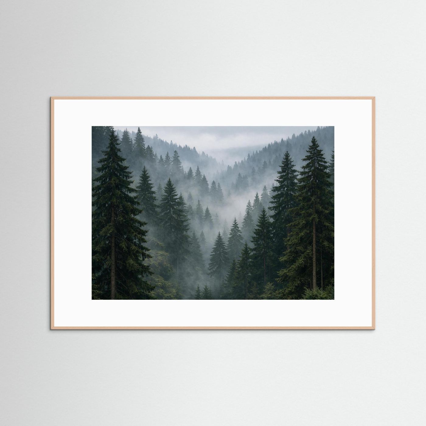 Wandbild Landschaft: Tannen im Nebel, hellbrauner Holzrahmen
