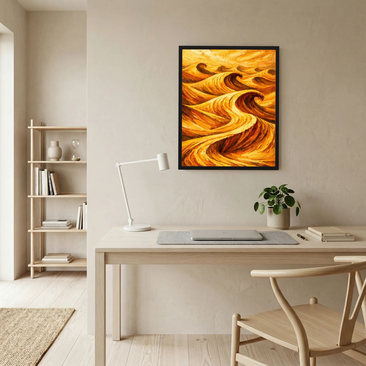 Abstraktes Wandposter mit gold-orangen Wellen in schwarzem Rahmen, quadratisch.