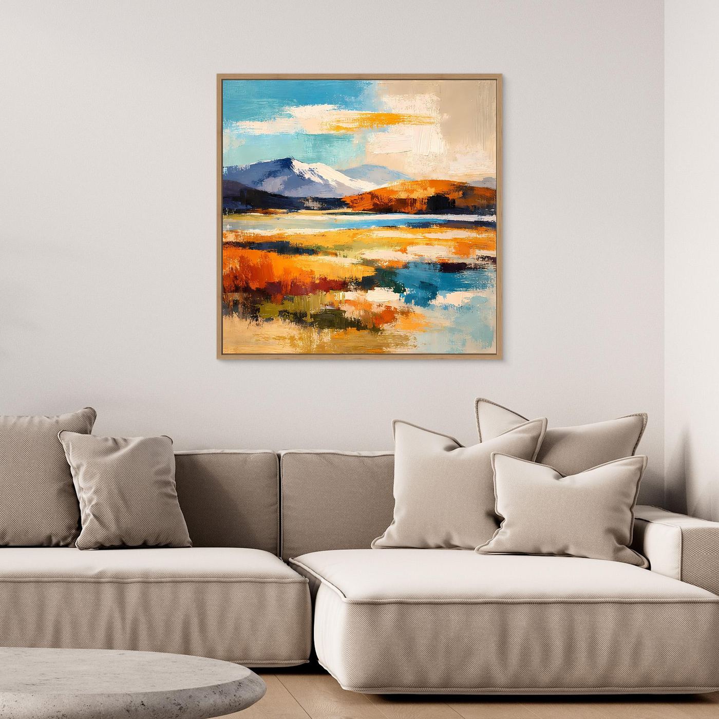 Leinwandbild mit abstrakter Berg- und Wasserlandschaft, gerahmt in hellem Holz (Eiche)
