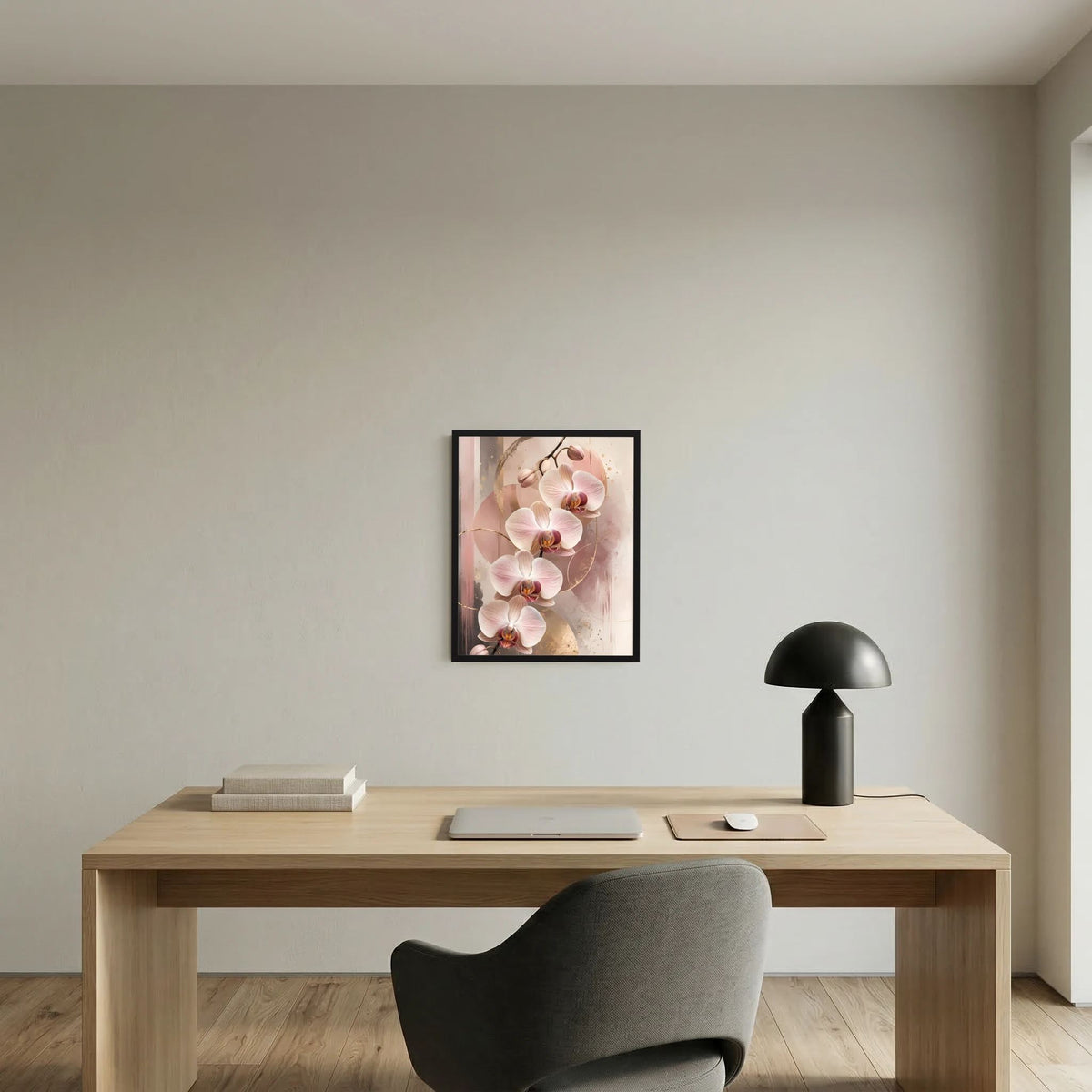 Poster im schwarzen Rahmen mit roséfarbenen Orchideen und Goldakzenten