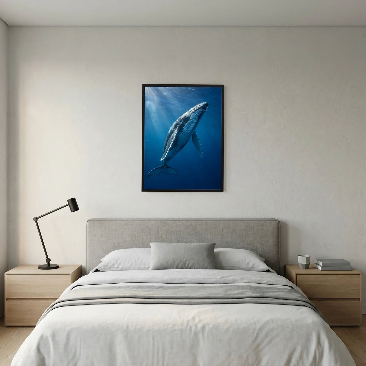 Hochformatiges Poster mit schwarzem Rahmen: Buckelwal unter Wasser
