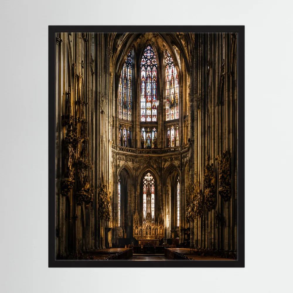 Kunstposter im Hochformat mit gotischem Gewölbe und Buntglasfenstern, schwarz gerahmt