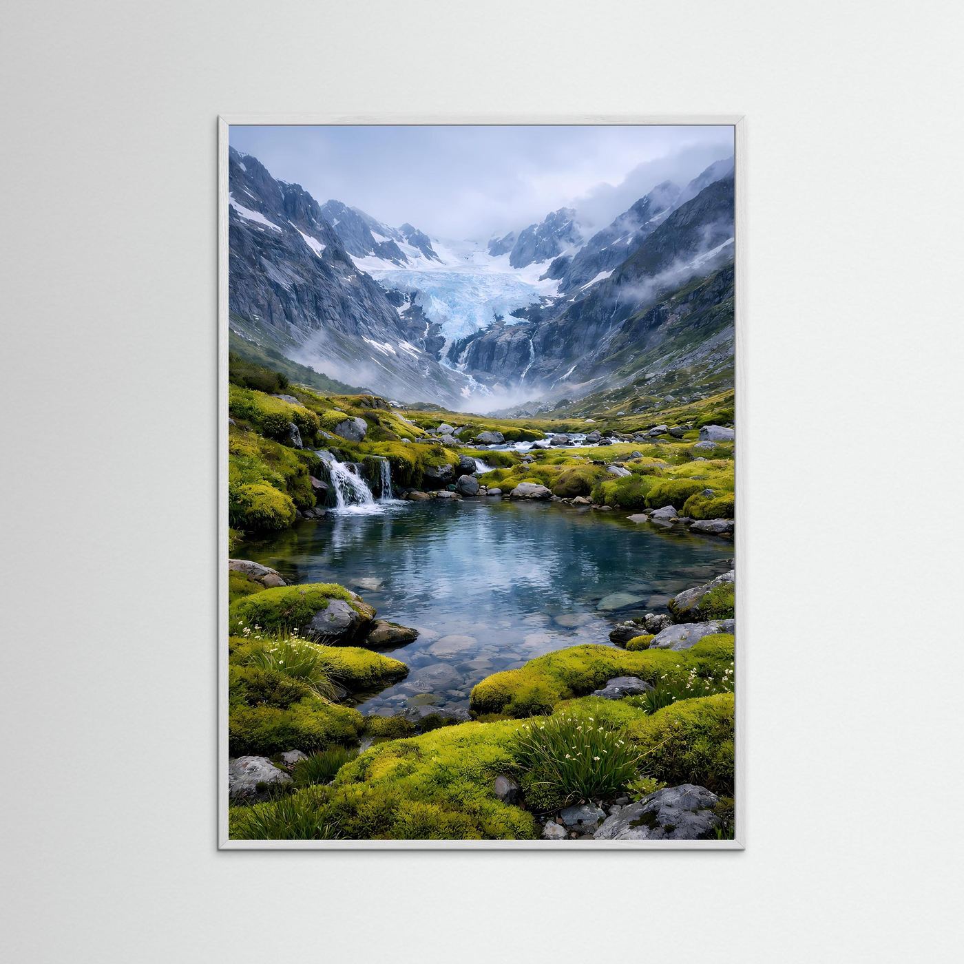 Gerahmtes Poster: Gletscher, Bergbach und moosige Landschaft im Hochformat