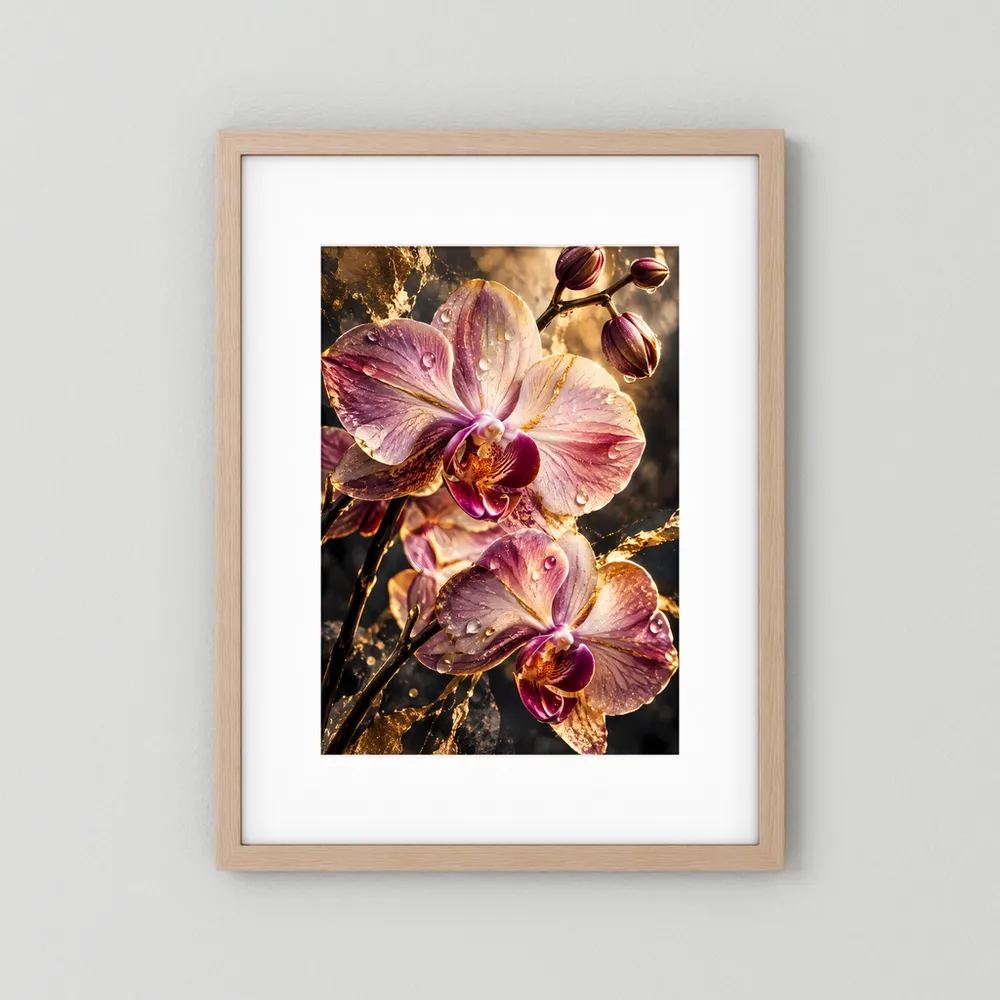 Hochformatiges Poster mit rosa Orchideenblüten und Wassertropfen im hellen Holzrahmen