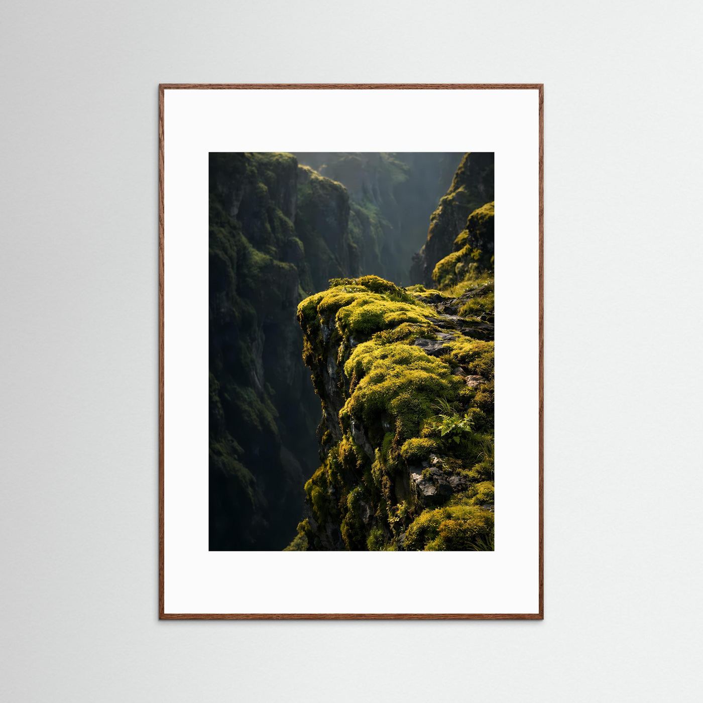 Naturposter im Hochformat mit braunem Holzrahmen und moosgrüner Schlucht
