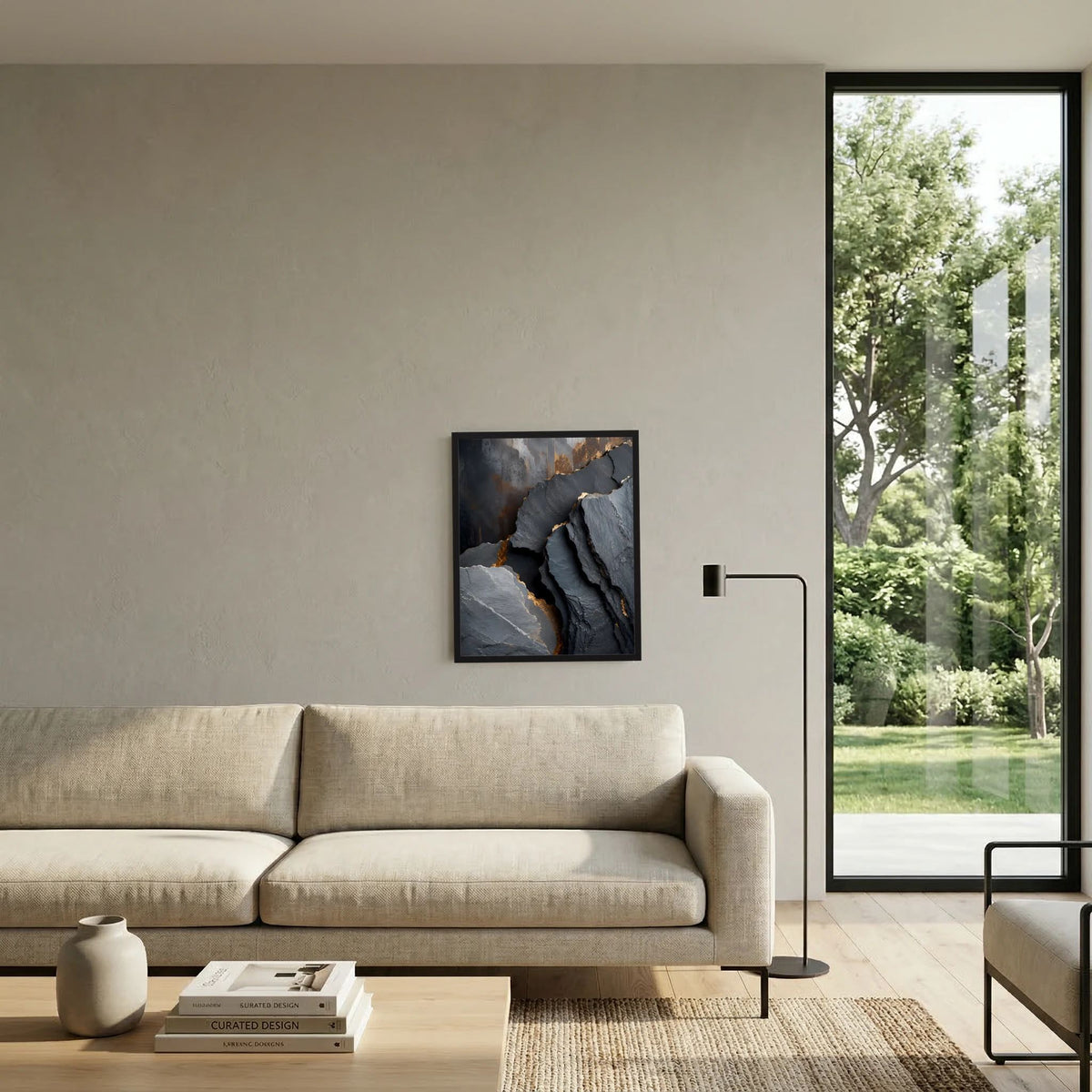 Gerahmtes Poster über Sofa: schwarze Steinlandschaft mit goldenen Felsrissen