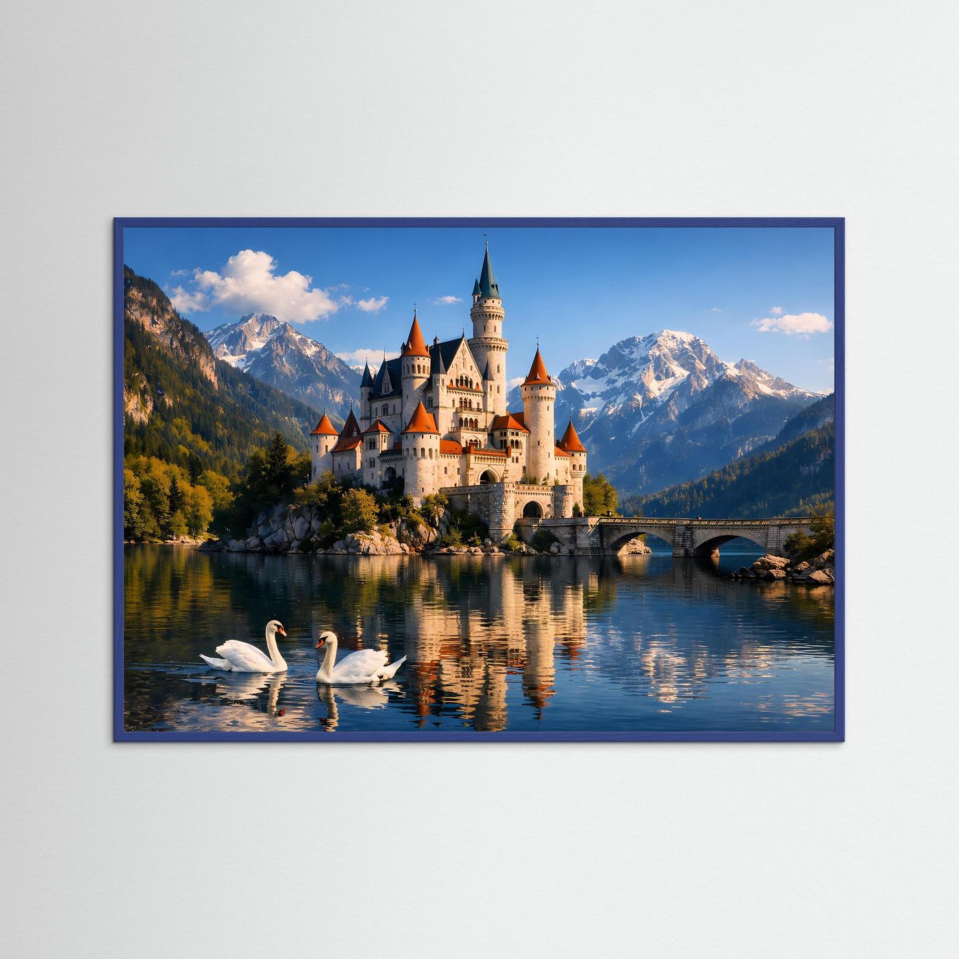 Querformat-Poster mit Märchenschloss am Bergsee, zwei Schwänen und Bergpanorama