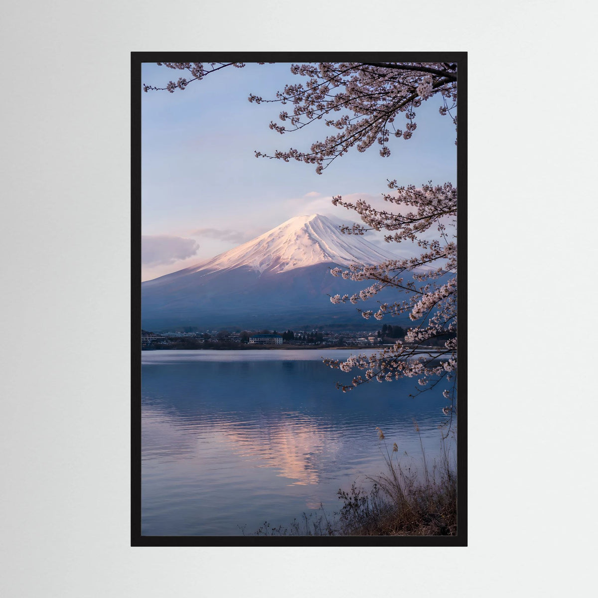 Hochformat-Kunstposter mit Kirschblüten, Berg Fuji und See, schwarzer Rahmen