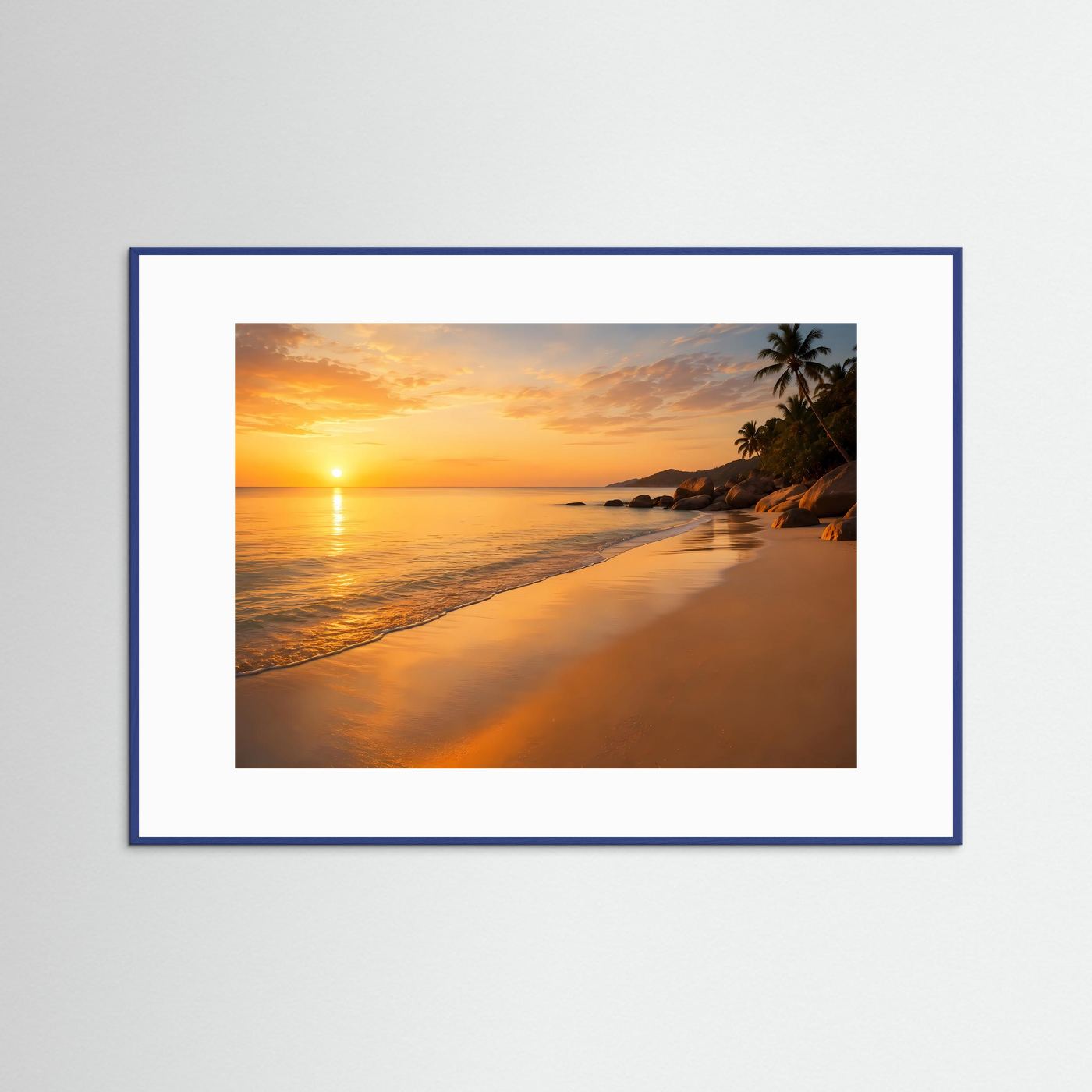 Gerahmtes Strandfoto mit Sonnenuntergang, blauer Holzrahmen und weißes Passepartout