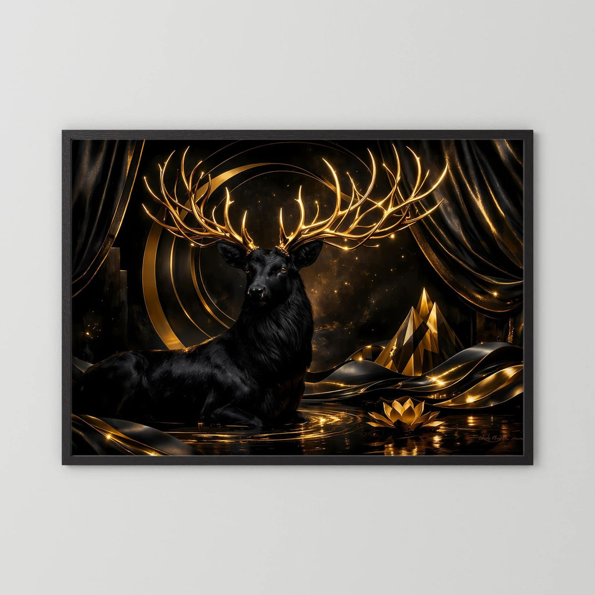 Wandbild mit schwarzem Hirsch und goldenen Geweihlinien, schwarzer Rahmen