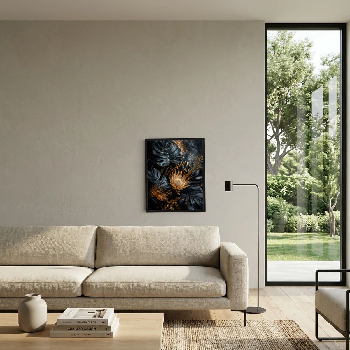 Hochformatiges Kunstposter im schwarzen Rahmen mit Monstera-Blättern in Schwarz und Gold