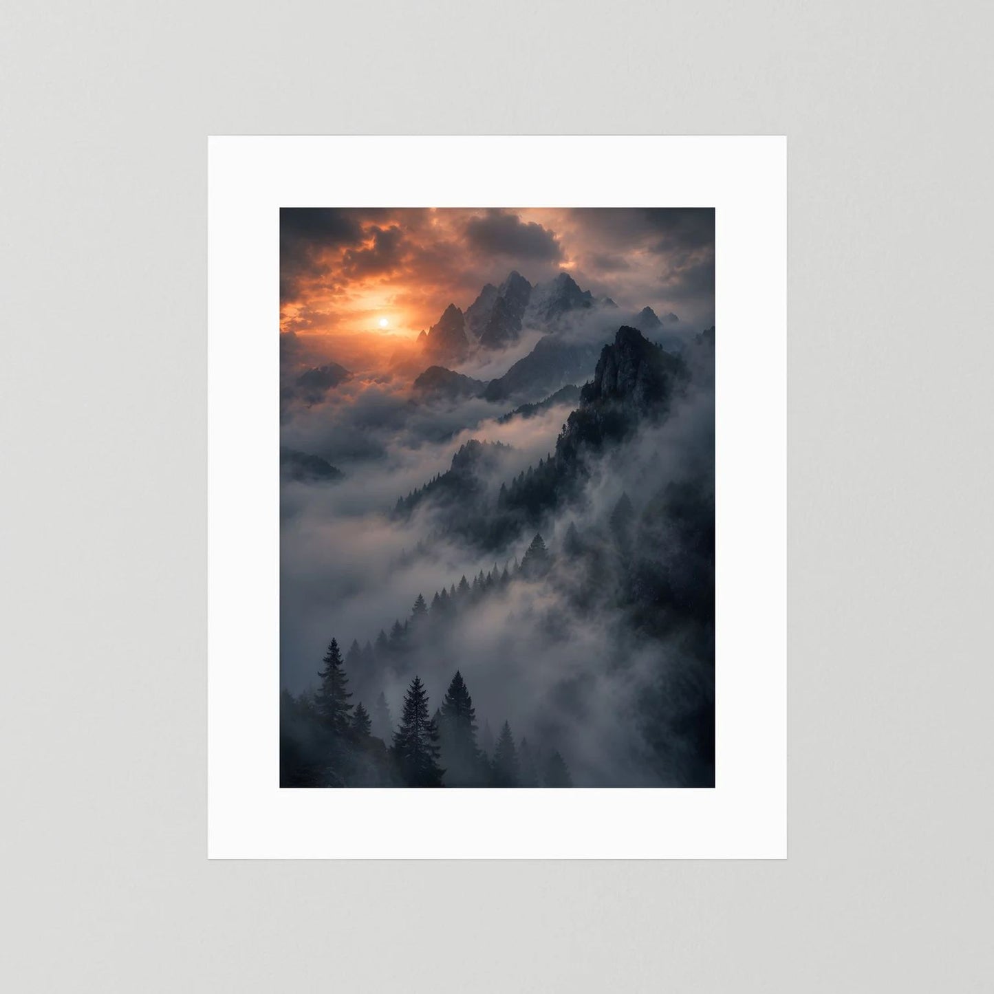 Berge im Nebel Poster mit Sonnenuntergang, Berggipfel im Nebel, Tannenwald mit weißem Passepartout.