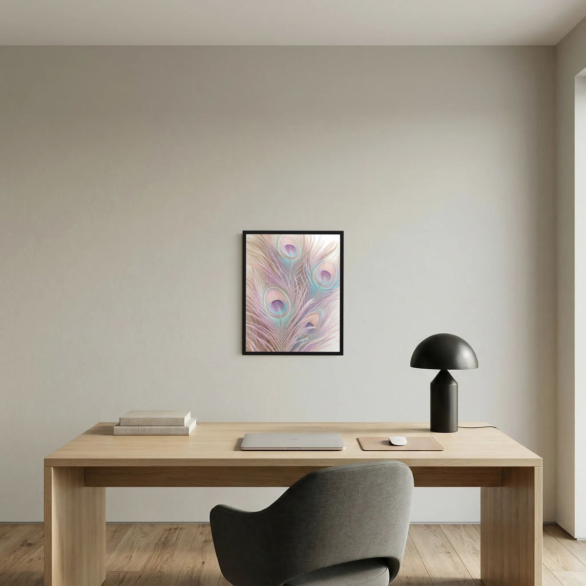 Poster mit Pfauenfedern in Pastell, rosa und türkis, schwarz gerahmt