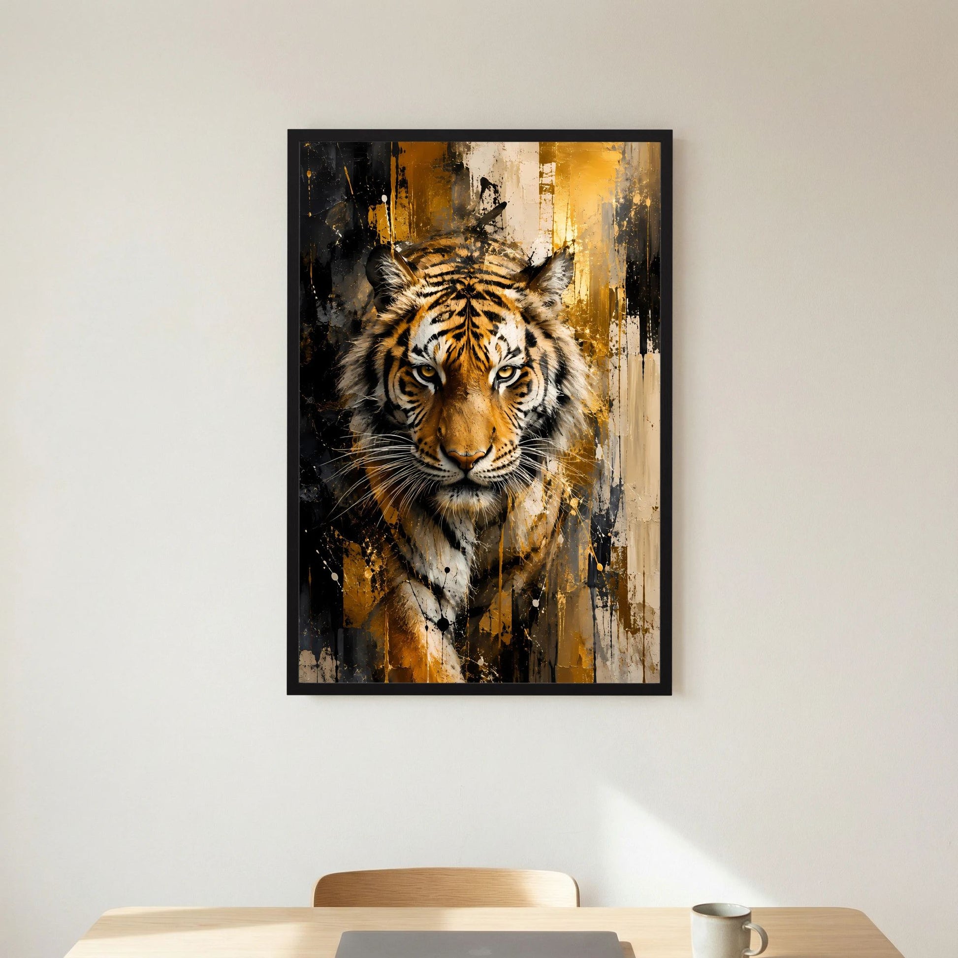 Tigerkunstposter im Hochformat mit schwarzem Rahmen, Tigerkopf in abstrakten Gold-Schwarz-Farben.